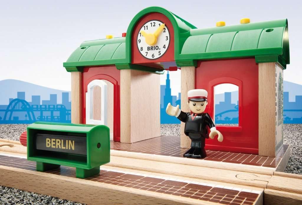 BRIO World 33578 Sprechender Bahnhof Eisenbahn Zubehör mit Aufnahmefunktion - Kleinkinderspielzeug e