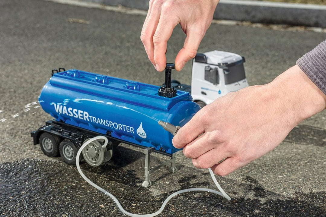 Carson 500907665 1:26 MB Arocs Wassertransporter 100% RTR - Ferngesteuertes Fahrzeug, Lastwagen mit