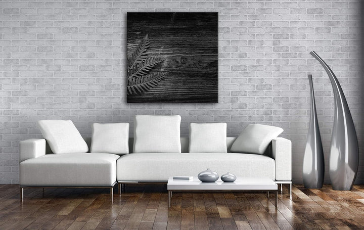 deyoli Kleiner grüner Farn auf Einer Holztischplatte Format: 70x70 Effekt: Schwarz&Weiss als Leinwan
