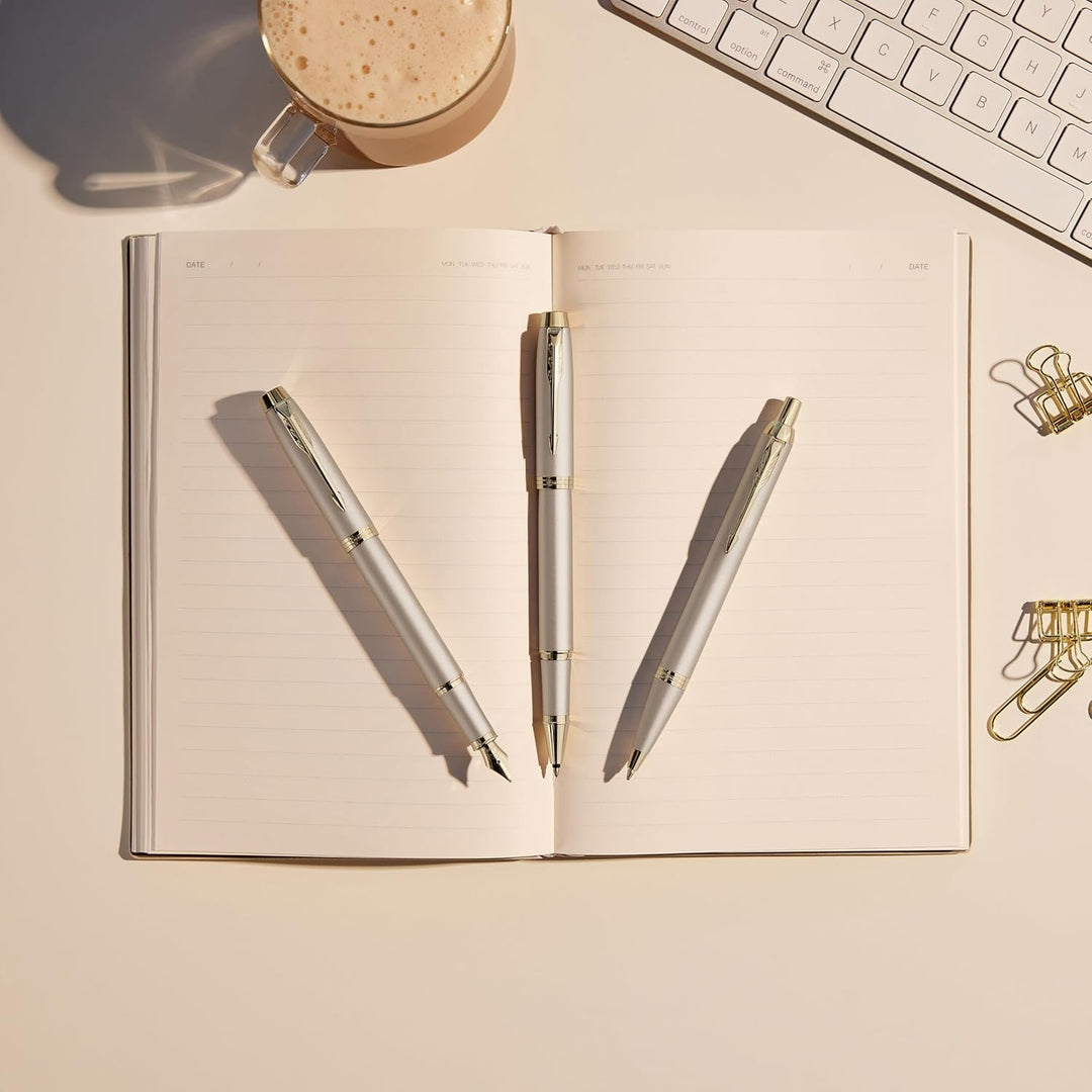 PARKER IM Einfarbiger Kugelschreiber | Champagner-Finish und Zierleisten | mittlere Spitze | blaue T