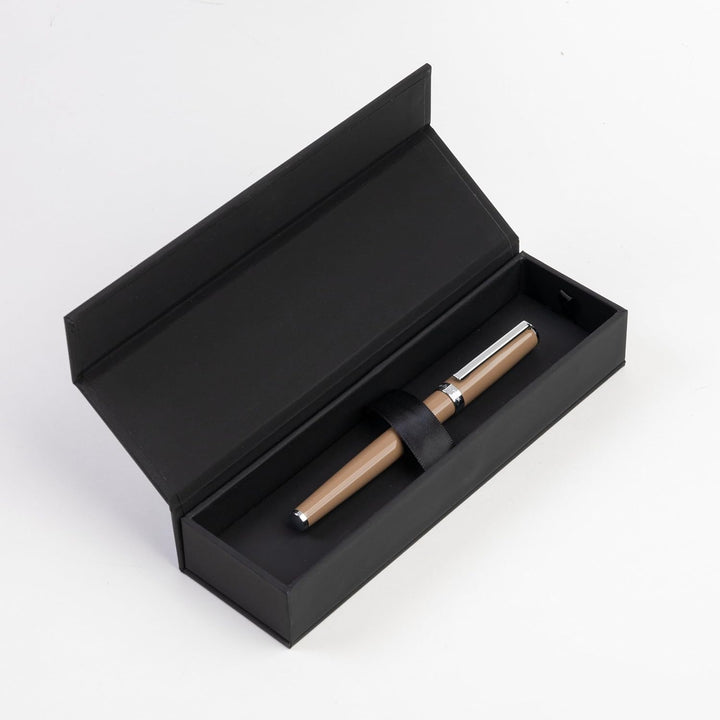 Hugo Boss Gear Icon Tintenroller aus Messing mit Chrome Beschichtung in der Farbe Camel, Masse: 13,8