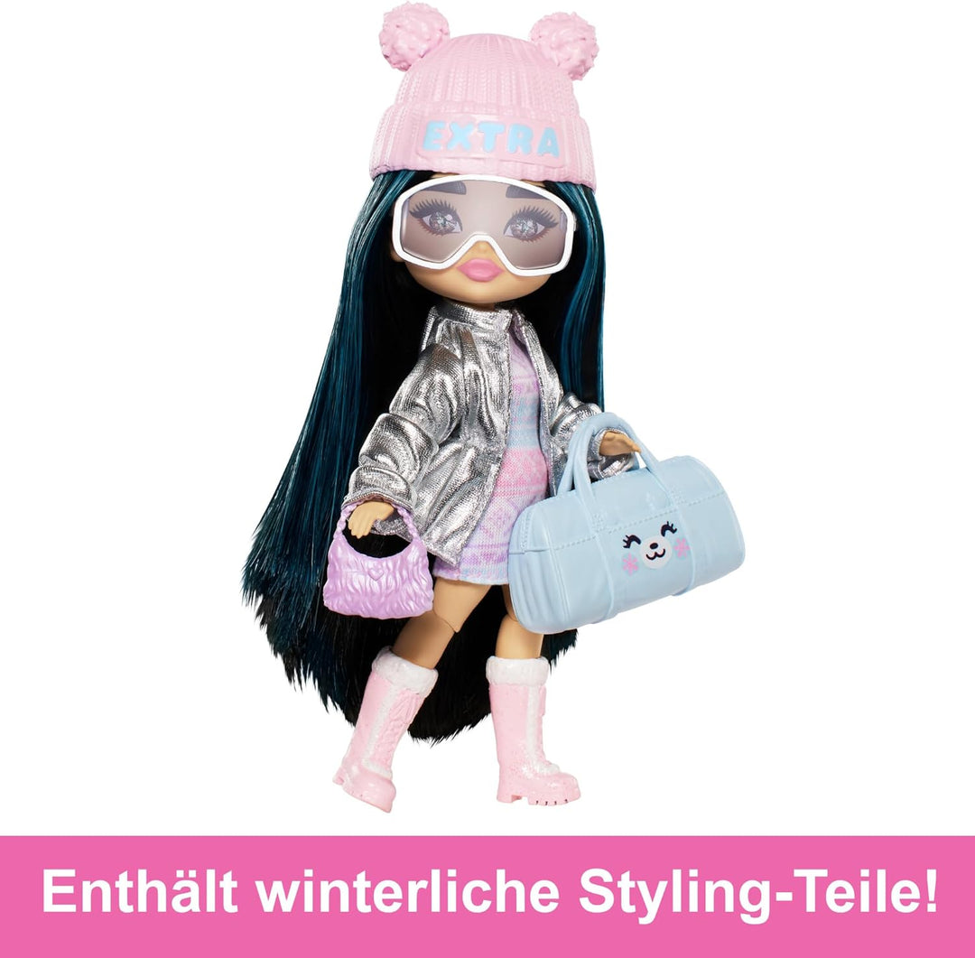 Barbie Extra Minis - Reisepuppe mit Accessoires für einen winterlichen Urlaub, inklusive Puppenständ