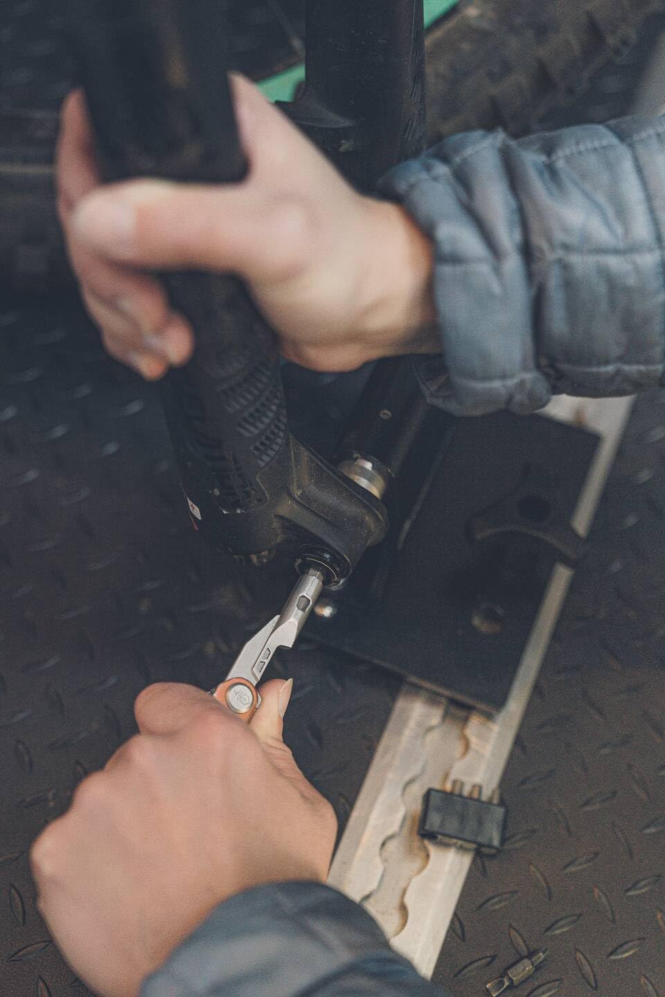 Gerber Taschenmesser mit 8 Funktionen, Multitool mit glatter Klinge, ArmBar Drive, Dunkelgrau, Edels