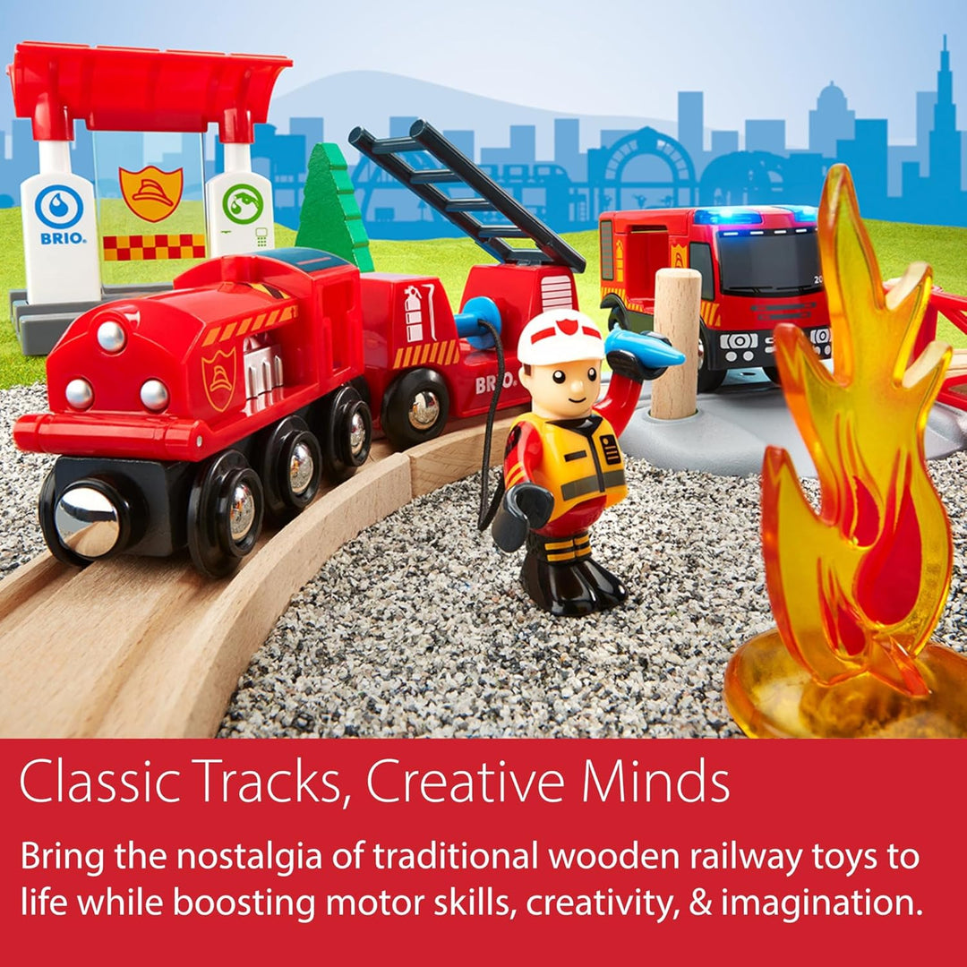 BRIO World 33815 Feuerwehr-Set - Holzeisenbahn-Set inklusive Feuerwehr-Auto mit Licht und Sound - Em