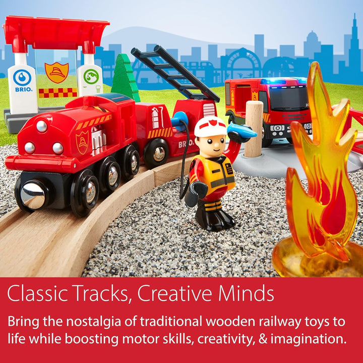BRIO World 33815 Feuerwehr-Set - Holzeisenbahn-Set inklusive Feuerwehr-Auto mit Licht und Sound - Em