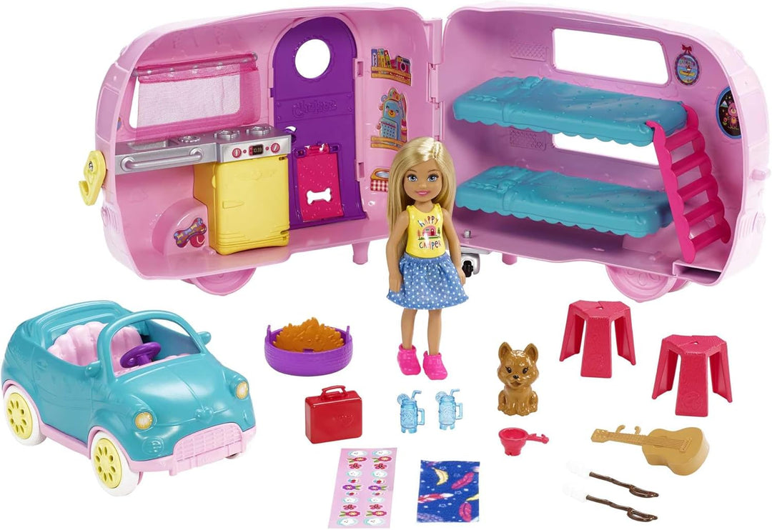 Barbie Chelsea Serie, Chelsea Auto und Camper Set mit 10+ Barbie Camping Accessoires, 1x Chelsea Pup