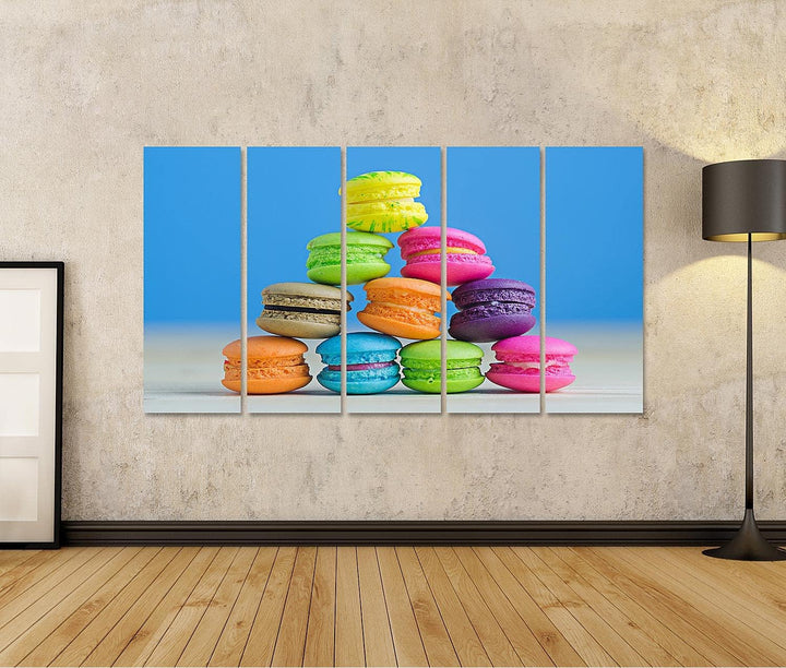 islandburner Bild auf Leinwand Bunte Macarons Vor Blauem Hintergrund Bilder Wandbilder Poster, Leinw