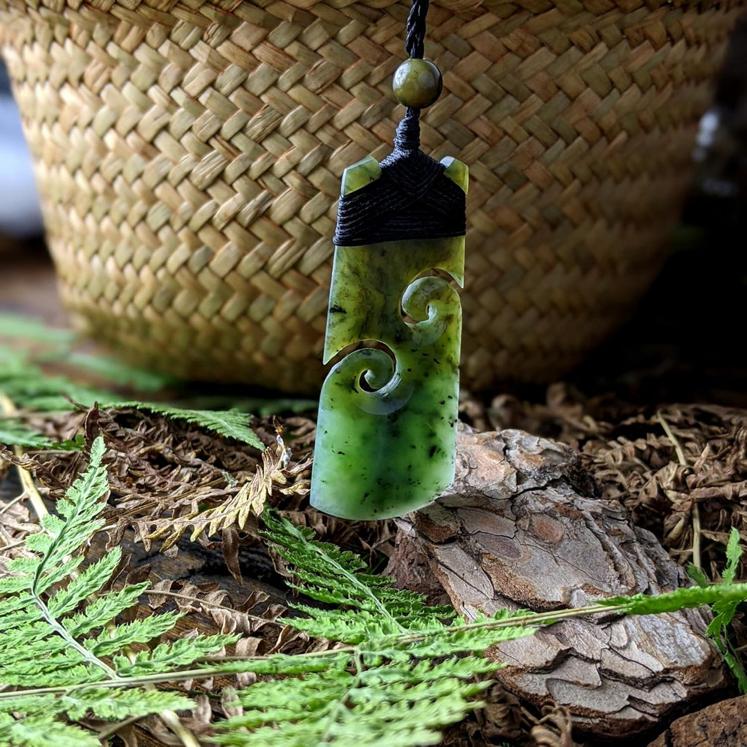81stgeneration Unisex Geschnitzte Nephrit Jade Grünstein Maori Doppel Koru Toki Anhänger Halskette