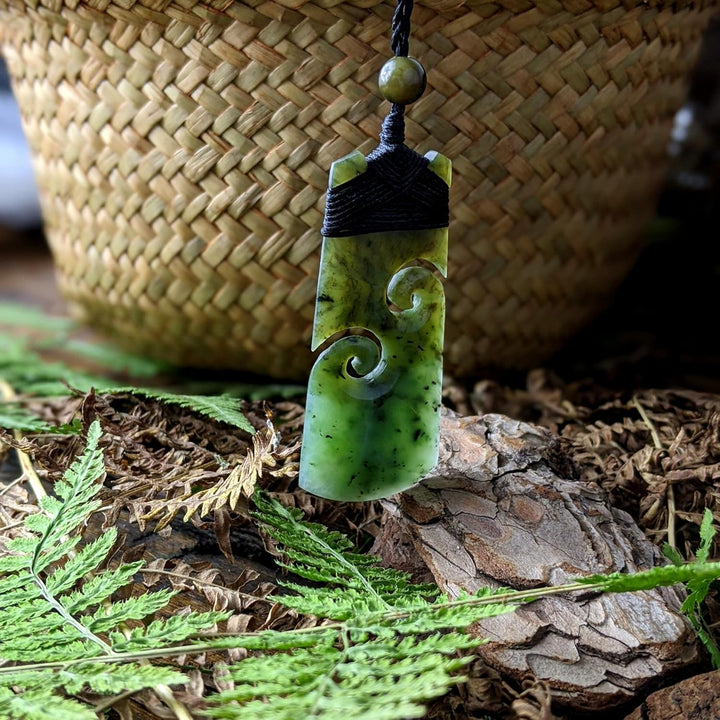 81stgeneration Unisex Geschnitzte Nephrit Jade Grünstein Maori Doppel Koru Toki Anhänger Halskette