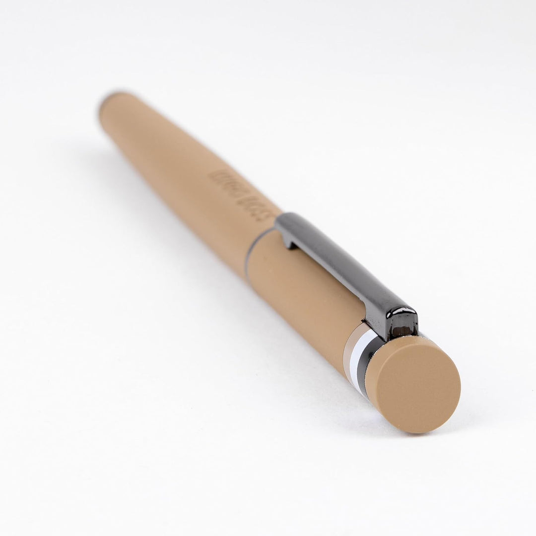 Hugo Boss Loop Iconic Tintenroller aus Messing und Gummi in der Farbe Camel, Länge: 14,6cm, Tintenfa