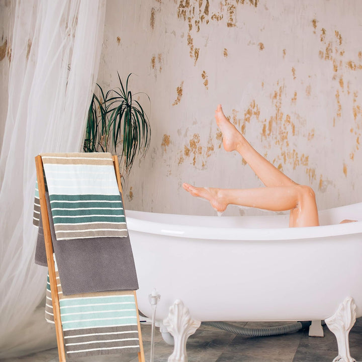 Relaxdays Handtuchhalter freistehend, Leiterregal mit 4 Handtuchstangen, Handtuchständer Bambus, HBT