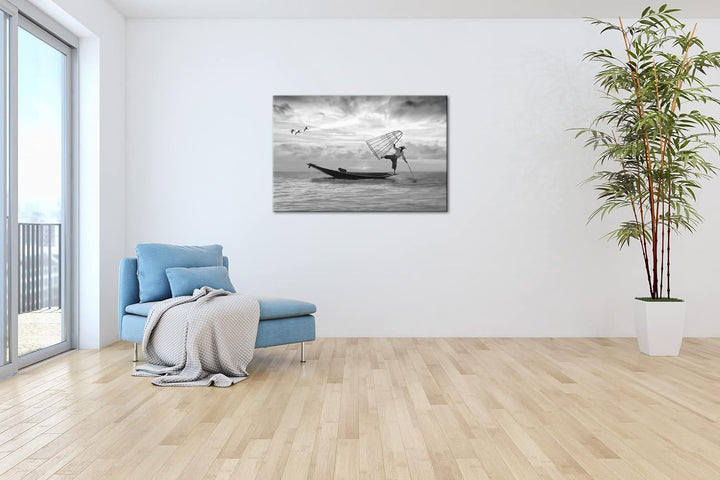 deyoli verspielter Fischer auf seinem Boot Effekt: Schwarz&Weiss Format: 80x60 als Leinwandbild, Mot