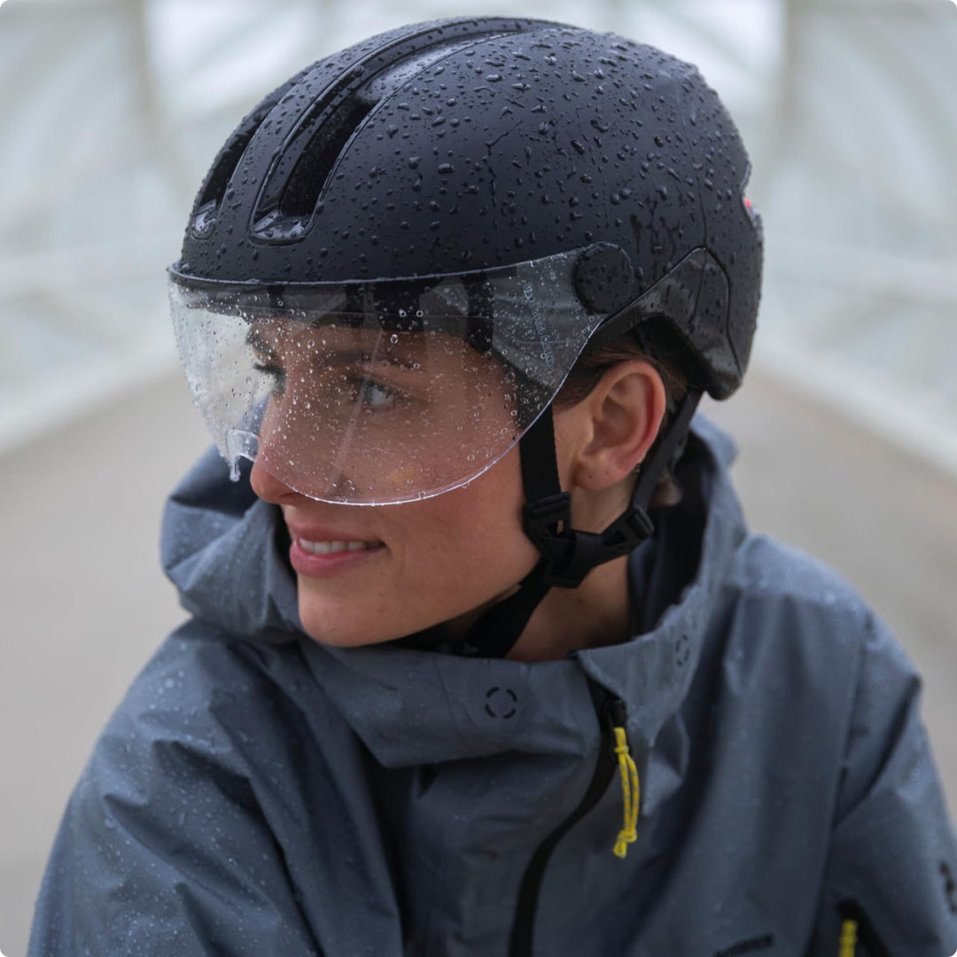 ABUS Stadthelm HUD-Y ACE - stylischer Fahrradhelm mit Visier und magnetischem, aufladbarem LED-Rückl