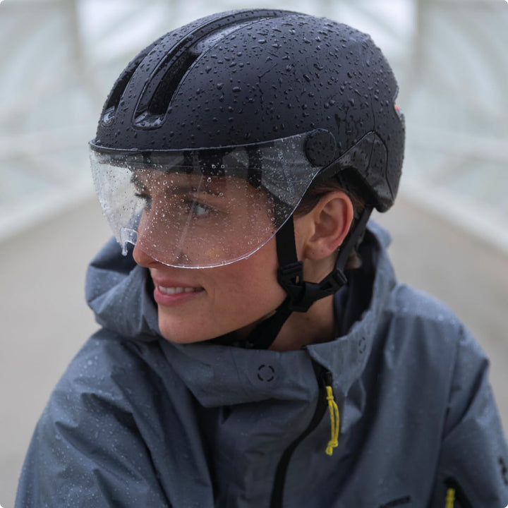 ABUS Stadthelm HUD-Y ACE - stylischer Fahrradhelm mit Visier und magnetischem, aufladbarem LED-Rückl