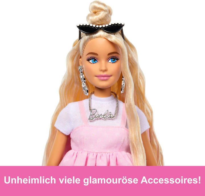 Barbie Deluxe Style-Puppe Nr. 3 mit Barbiecore-Outfit, blonden Haaren in hohem Dutt, pastellrosa Kle