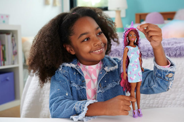 Barbie-Puppe, Fun & Fancy-Haar mit extralangem farbenfrohem schwarzem Haar und schimmerndem rosa Kle