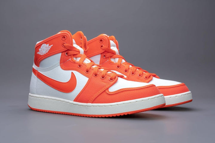 Nike Air Jordan 1 Mid, Herren-Turnschuhe, Volt Black Sail, 42.5 EU 43 EU Rush Orange Weiss Segel, 43