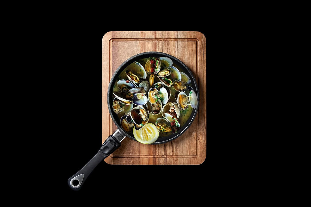 AMT Gastroguss Sonder-Edition Klaus grillt, hohe Ausführung, Ø 28 cm, 7 cm hoch, abnehmbarer Stiel,