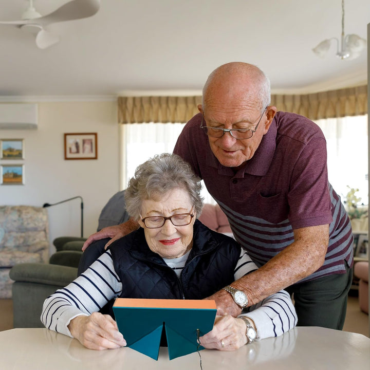 Familink digitaler Bilderrahmen zum Teilen von Fotos direkt vom Handy | ideal für Senioren, kein eig