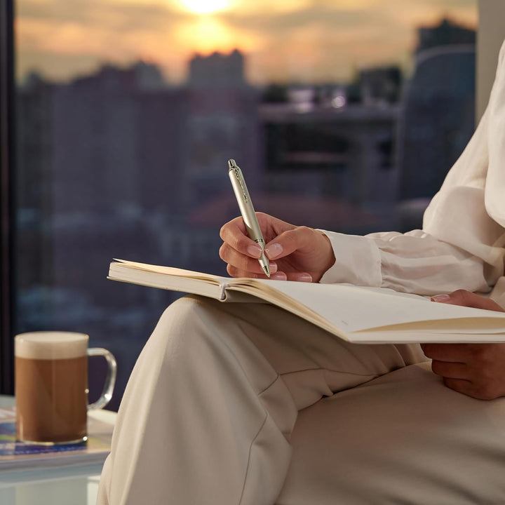 PARKER IM Einfarbiger Kugelschreiber | Champagner-Finish und Zierleisten | mittlere Spitze | blaue T