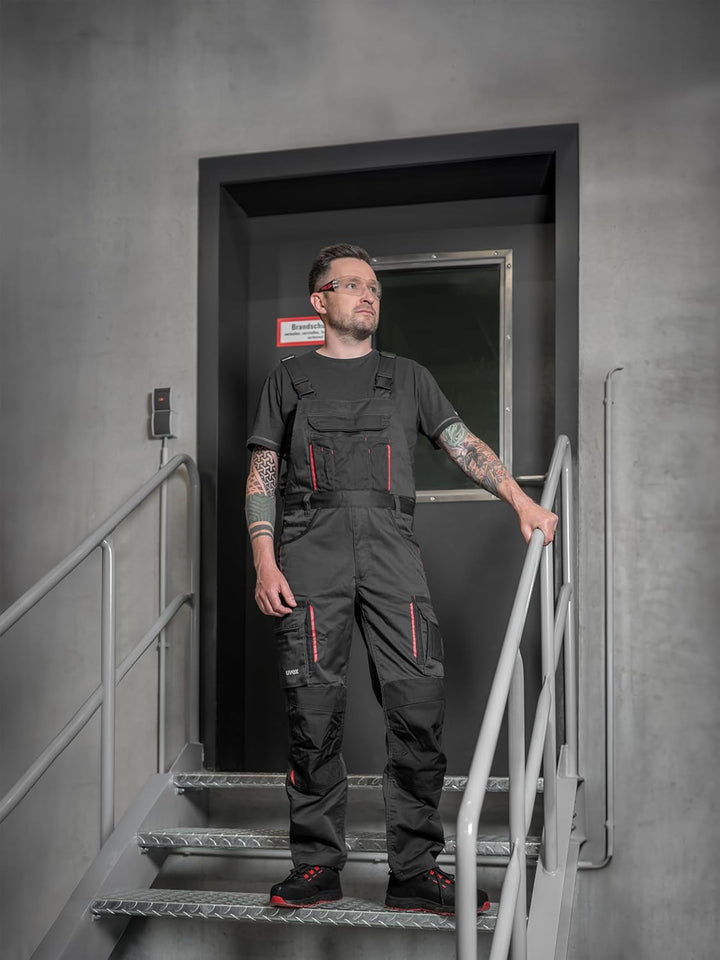 Uvex Tune-up Lange Herren-Arbeitshose - Lange Latzhose mit Knietaschen 42 Schwarz/Active red, 42 Sch