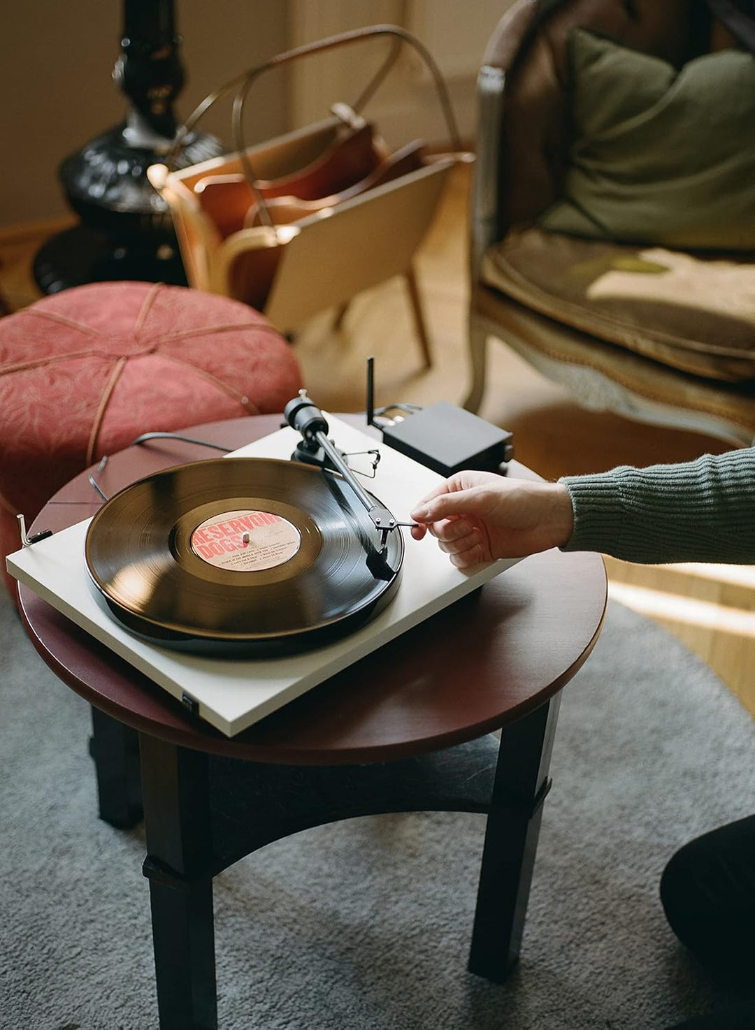 Pro-Ject E1 Phono, Plug & Play Einsteiger Plattenspieler mit OM5e System, schaltbarer Phono Vorstufe