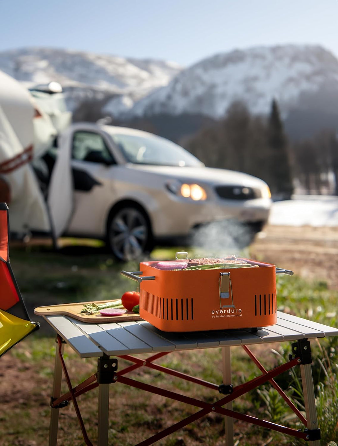 Everdure Cube Tragbarer Holzkohlegrill, Tischgrill, perfekte Heckklappe, Strand, Terrasse, oder Camp