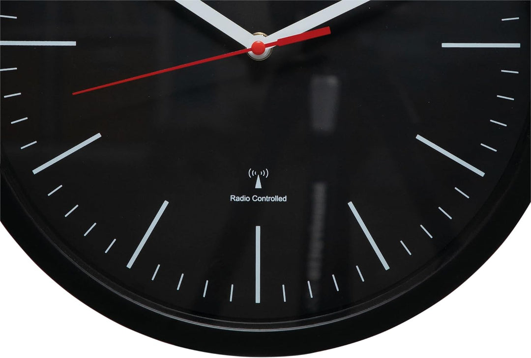 Maul Wanduhr MAULjump Ø 30,5 cm | stilvolle Funkuhr mit Mineralglas | automatische Zeiteinstellung |