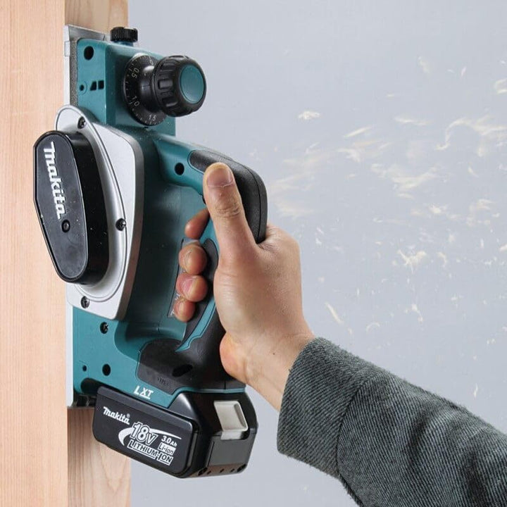 Makita Akku-Hobel 82mm 18 V im Makpac mit 2 Akkus 4,0 Ah + Ladegerät, im MAKPAC mit 2 Akkus 4,0 Ah +