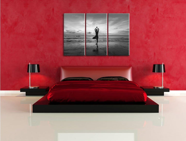 Pixxprint Yoga am Strand Kunst B&W 3-Teiler Leinwandbild 120x80 Bild auf Leinwand