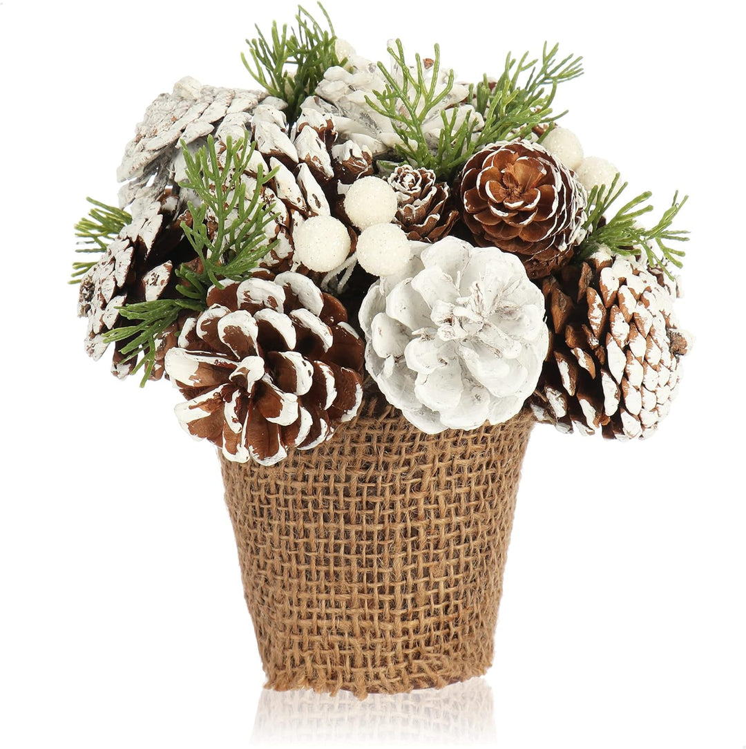 com-four® Weihnachtsgesteck im Blumentopf - Zapfen, Zweige und Beeren im dekorativen Jutebund - hand