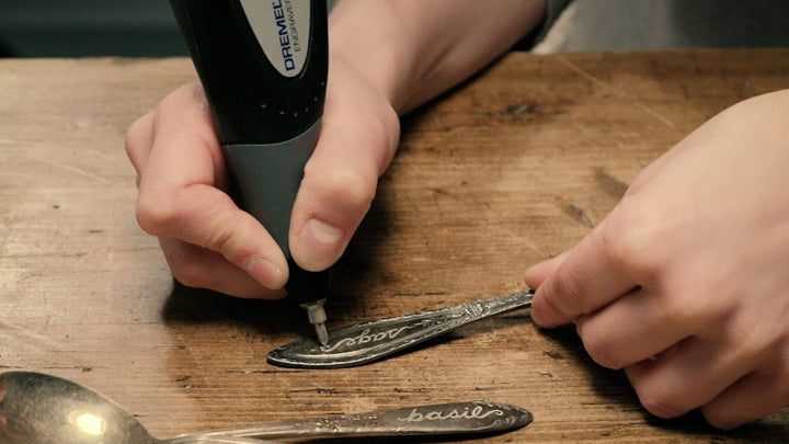 Dremel 290 Multifunktions Gravurgerät, 35 Watt, Multifunktionswerkzeug Set mit 2 Zubehören zum Gravi