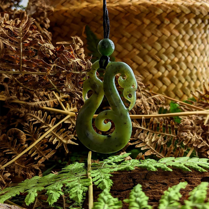 81stgeneration Unisex Geschnitzte Nephrit Jade Grünstein Maori HEI Matau Koru Anhänger Halskette