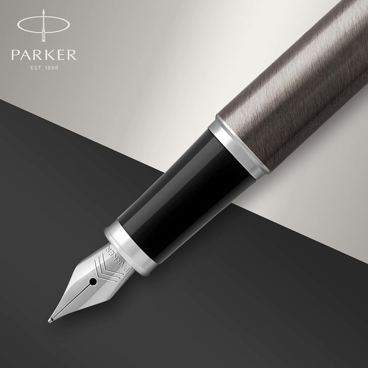 Parker IM Füller, Dark Espresso, Füllfederhalter mit feiner Feder, blaue Tinte, Geschenkbox