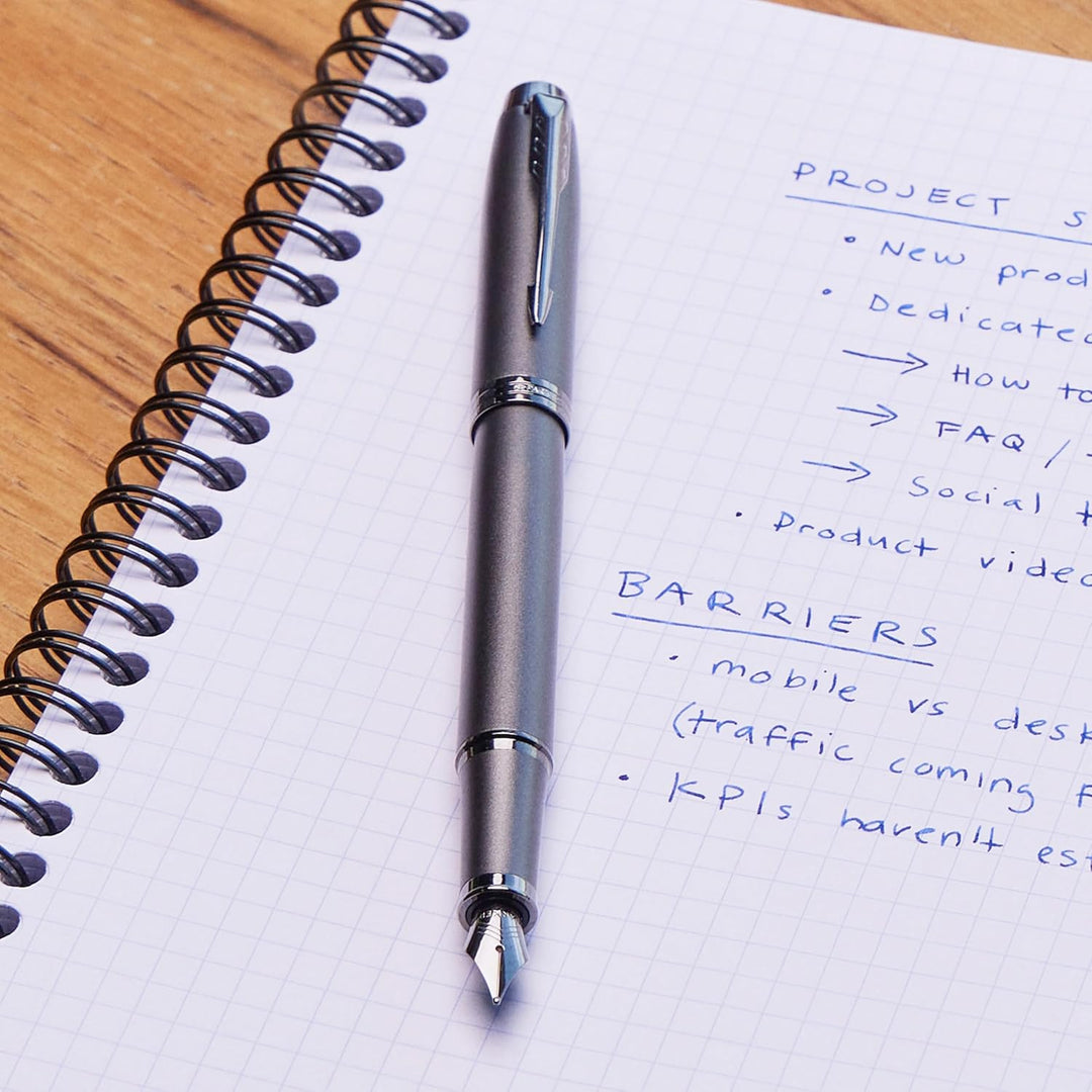 Parker IM Monochrome Füller | Oberfläche und Zierteile in Dunkelgrau-Metallic | Füllfederhalter mit