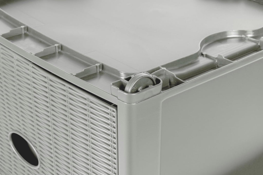 Rollbarer Schubladenschrank aus Kunststoff in Rattan-Optik mit 4 Schubladen. Masse: 30x40x81 cm. In