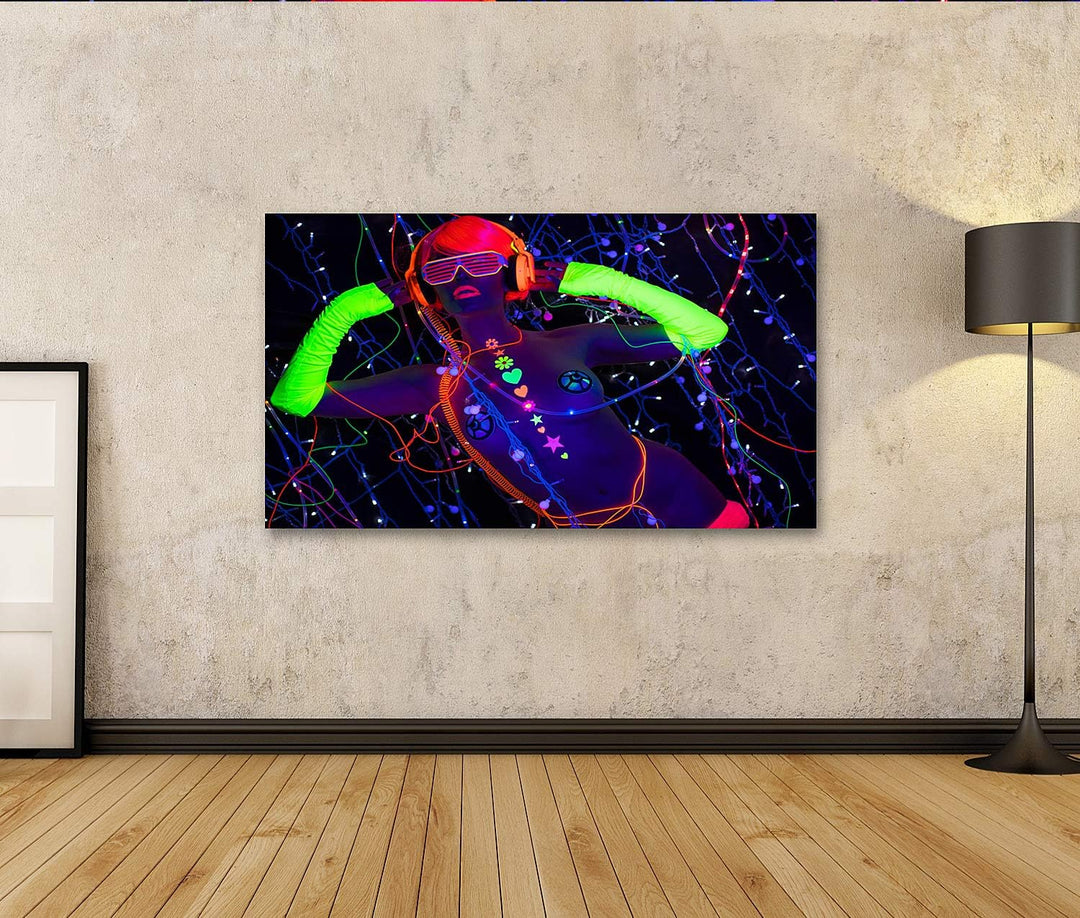 islandburner Bild auf Leinwand Fantastisches Video Von Sexy Cyber Raver Frau Gefilmt In Fluoresziere