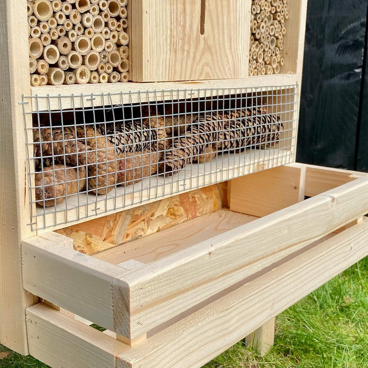 GARTENETAGE Stehendes Insektenhotel XXL mit Pflanzenoase/Naturbelassenes, massives Insektenhaus Gros