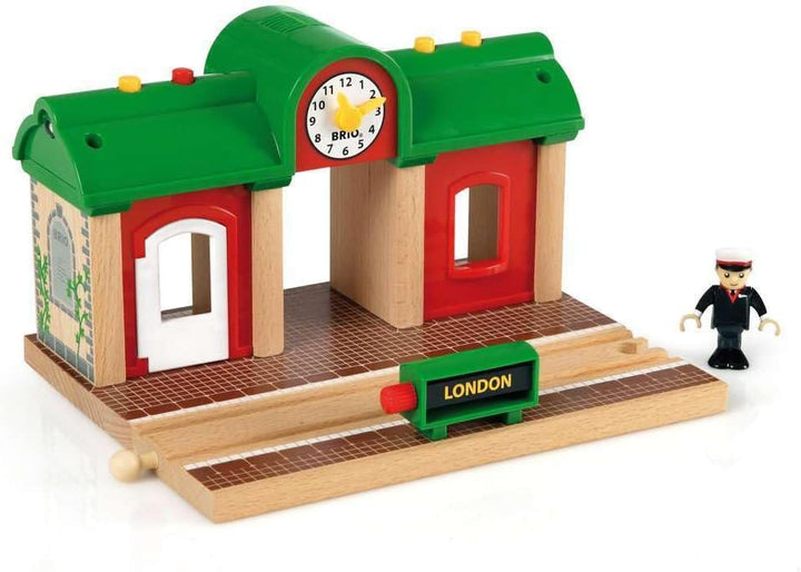 BRIO World 33578 Sprechender Bahnhof Eisenbahn Zubehör mit Aufnahmefunktion - Kleinkinderspielzeug e