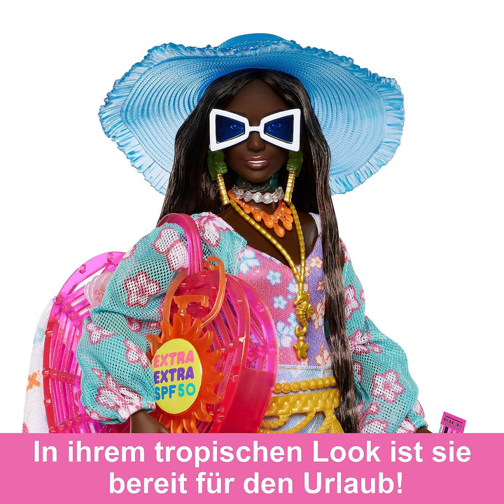 BARBIE Extra Fly - Reisepuppe mit Strandmode und Zubehör, beweglicher Körper, tropischer Badeanzug,