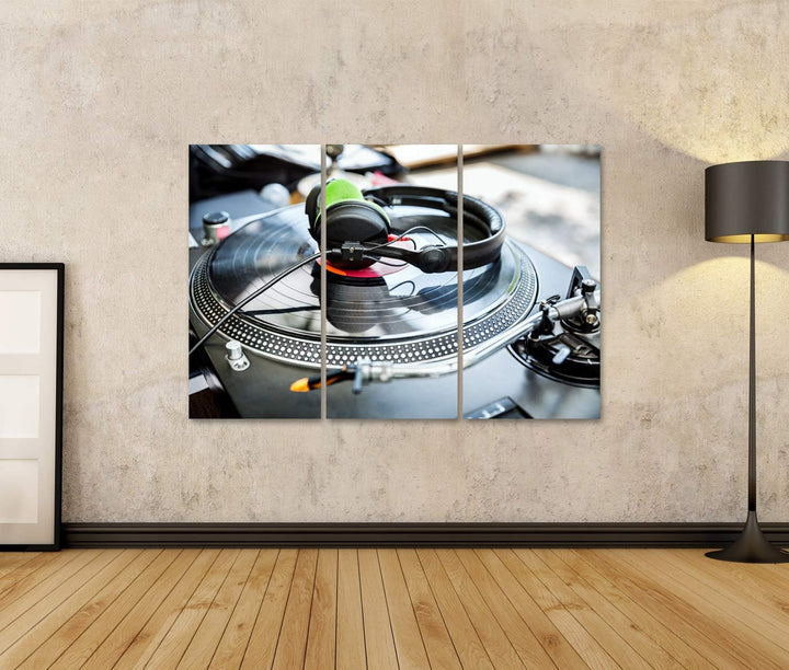 islandburner Bild auf Leinwand Dj Mixer Und Vinyl Player Mit Kopfhörern Im Club Bilder Wandbilder Po