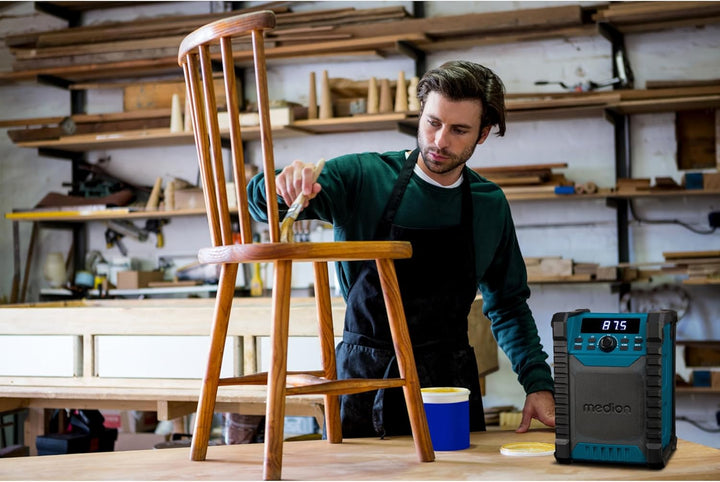 MEDION E65895 Baustellenradio mit Akku (Robustes Gehäuse, Tragegriff, Bluetooth, Spritzwassergeschüt