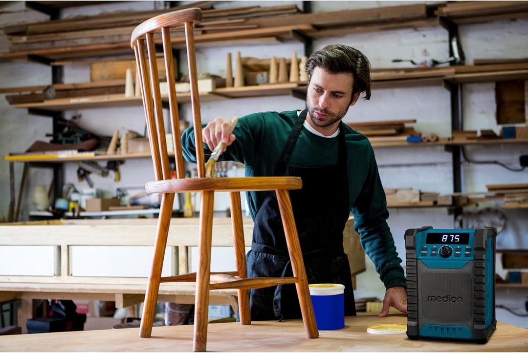 MEDION E65895 Baustellenradio mit Akku (Robustes Gehäuse, Tragegriff, Bluetooth, Spritzwassergeschüt