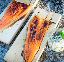 Flammlachs Grill | Feuerkorb | 3x Flammlachsbretter + 20x Holzstifte | Finnland