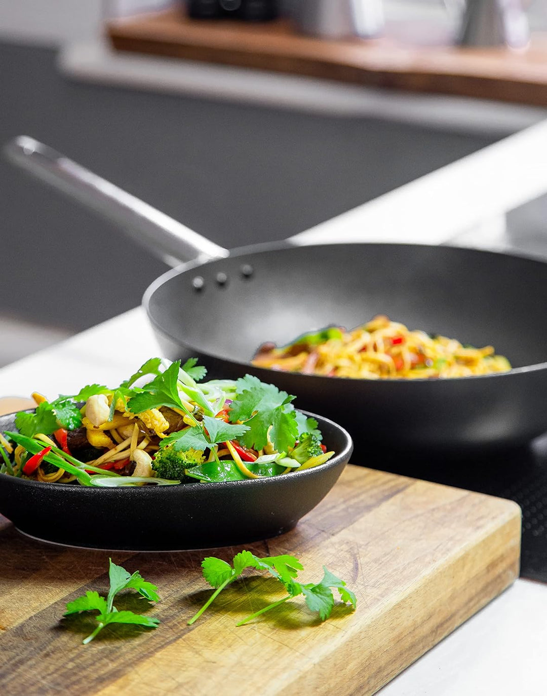 KitchenCraft MasterClass Wok, 2mm dicker Karbonstahl, Antihaftbeschichtung, Edelstahlgriff, Induktio