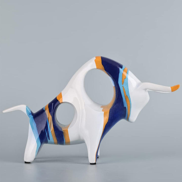 Kunstharz-blau-weisse Bullen-Statue, minimalistische farbige Stierfigur, Originalität, abstrakte Sti