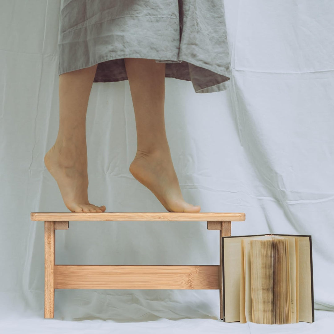 Relaxdays Hocker Bambus, Fussbänkchen, mit Griffaussparung, HBT: 20,5 x 40 x 22 cm, Kleiner Fusshock