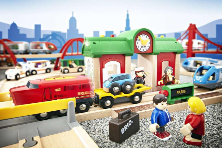 BRIO World 33578 Sprechender Bahnhof Eisenbahn Zubehör mit Aufnahmefunktion - Kleinkinderspielzeug e