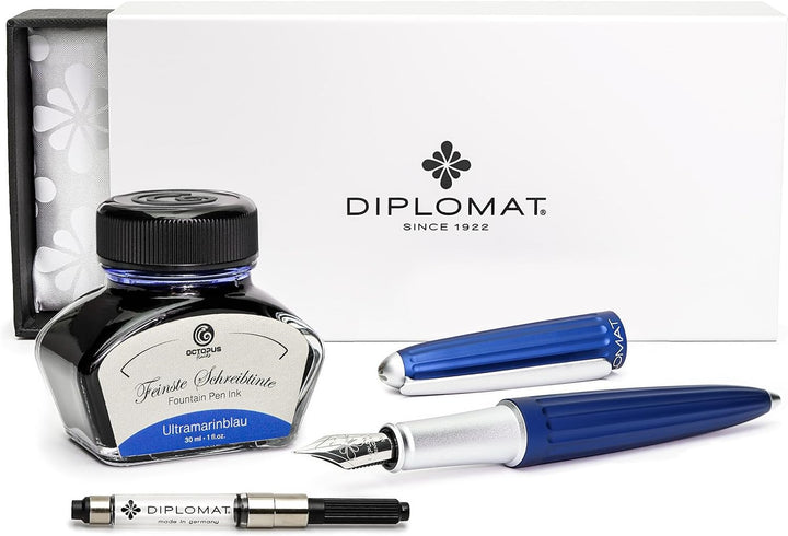 Diplomat Aero Füllhalter in blau mit Edelstahlfeder M und farblich perfekt passender Füllhaltertinte