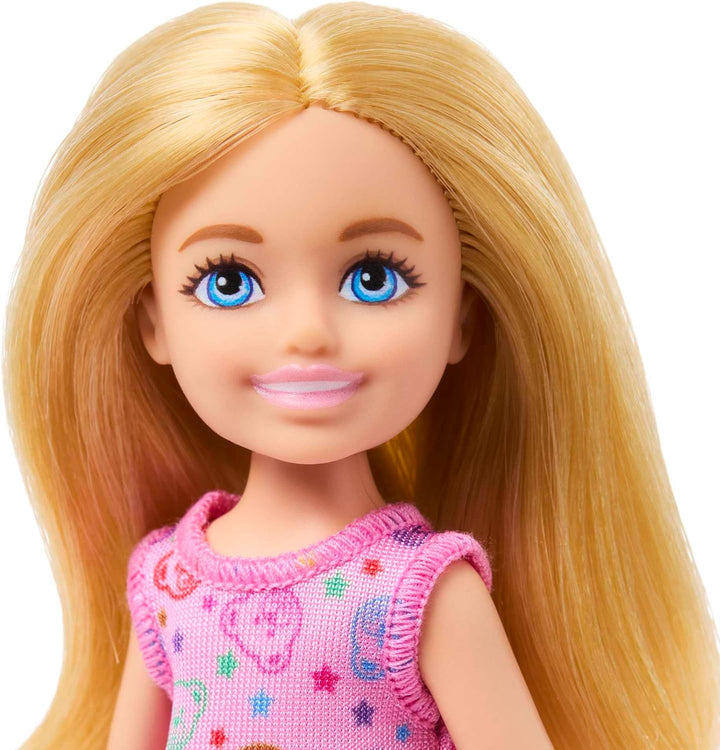 Barbie Chelsea Spielzeuggeschäft-Spielset mit Kleiner Blonder Puppe, Theke und Möbeln zum Ausstellen